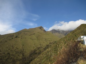 Ausblick auf den wolkenverhangenen Gipfel