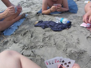 Man kann auch am Strand Doppelkopf spielen