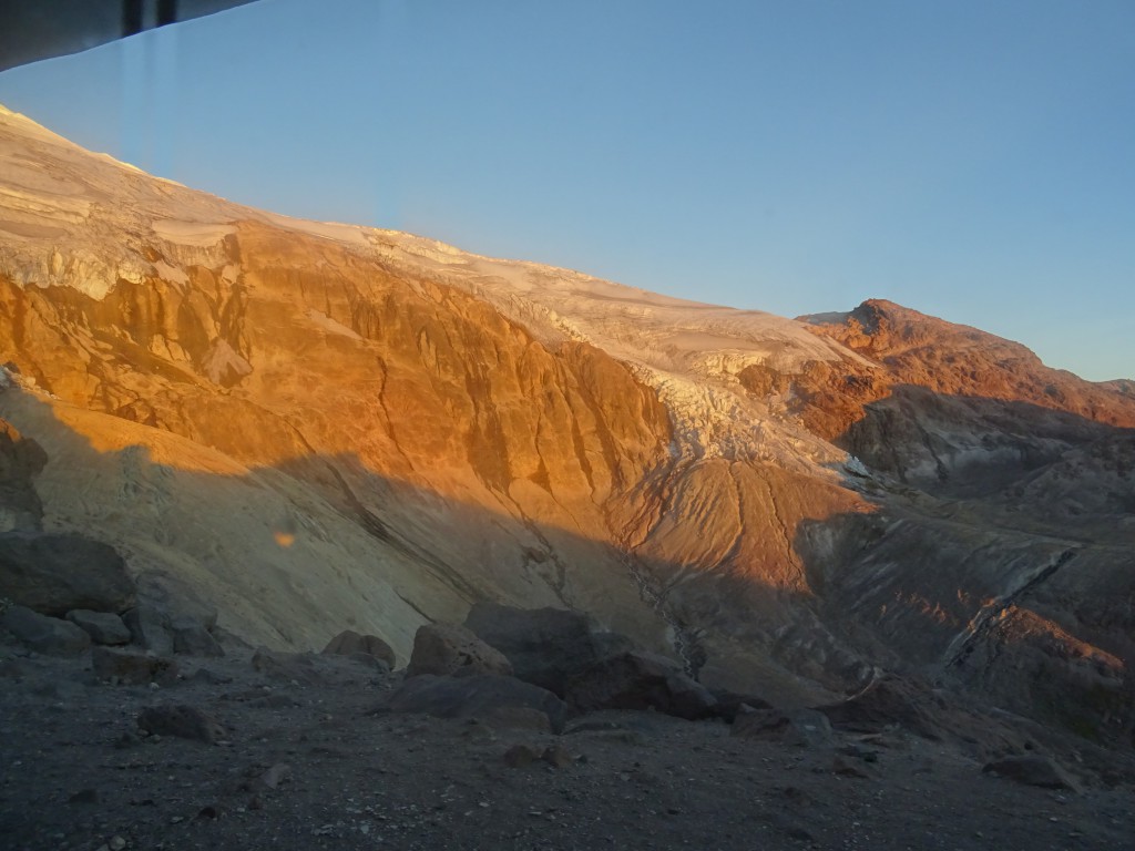 Blick auf das Gletscherende bei Sonnenuntergang