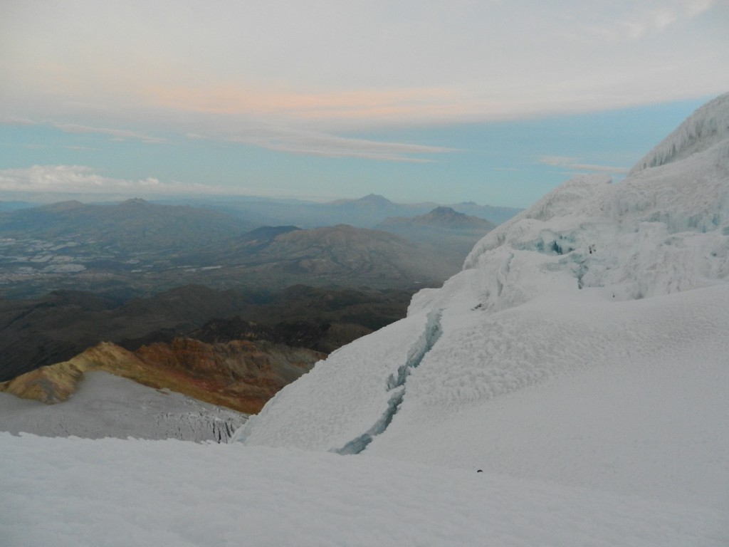 Blick auf Teile des Gletschers und Berge wie Imbabura und Cotacachi 