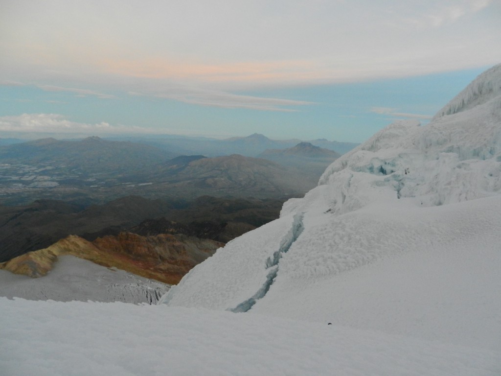 Blick auf Teile des Gletschers und Berge wie Imbabura und Cotacachi