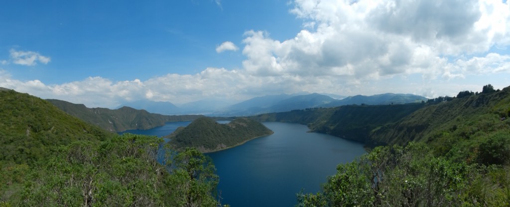 Die Lagune eingerahmt von grünen Hängen