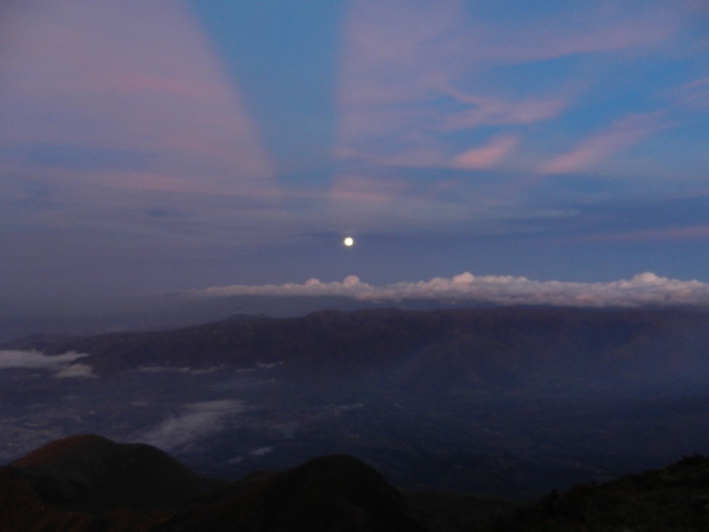 Der Mond geht auf - und man sieht Streifen im Sonnenlicht