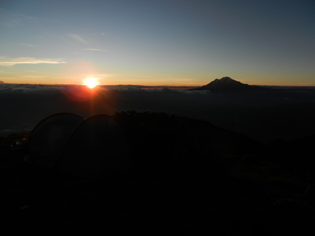 Panorama des Sonnenaufgangs mit dem Cayambe